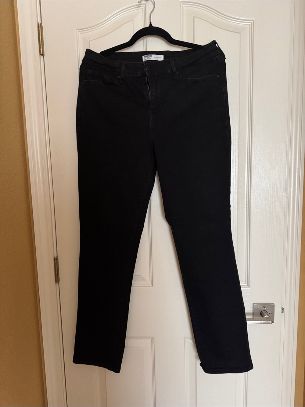 Levi's Signature Women's Black Straight Leg Jeans